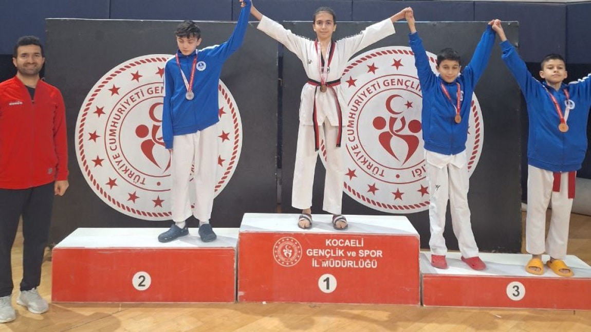 Okulumuz öğrencilerinden Yusuf Sait Çelik ve Özgür Ay'dan Taekwondo ve Kick Boks 'da   Büyük BAŞARI